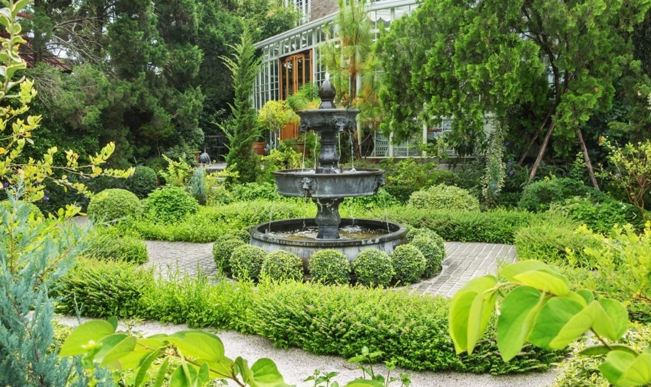 當自然元素融入鄉(xiāng)村庭院，這樣的院子這也太悠閑了吧~